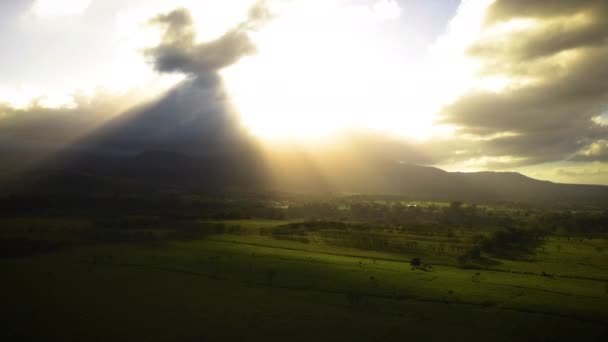 Beautiful Light Rays Shining Storm Cloud Island — Vídeo de stock