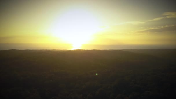 Яскравий Захід Сонця Великому Тропічному Острові — стокове відео
