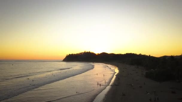 Large Tropical Beach Vibrant Golden Sunset — Vídeo de Stock