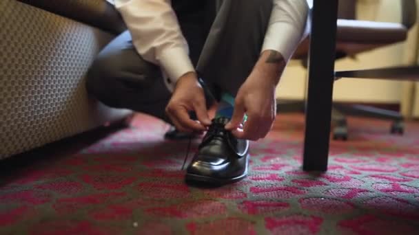 Ženich Zavazuje Boty Hotelovém Pokoji Den Své Svatby — Stock video