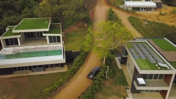 Drone Flying Large Elegant Modern Homes Tropical Hillside — Vídeo de Stock