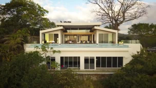 Exterior Large Modern White Home Tropical Hillside — Vídeos de Stock