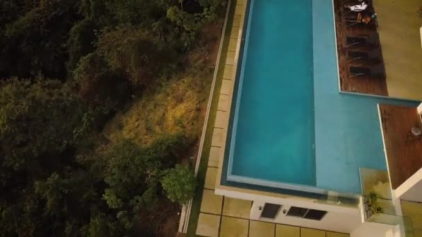 Beautiful Aerial View Modern Tropical Home Infinite Pool — Vídeos de Stock