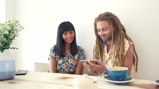 Black Hair Asian Girl Discuss Caucasian Dreadlock Man Sitting Table — Vídeo de Stock