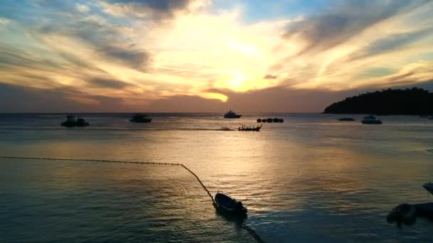 Picturesque Colourful Sunsets Reflection Falling Ocean Boats — Vídeo de Stock