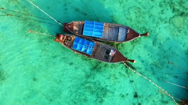 Zooming Shot Thai Long Tail Boat While Boat Dock People — Video Stock