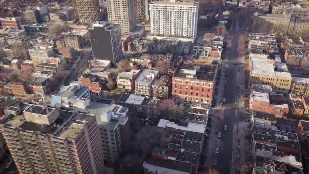 Drone Descending Large Inner City High Rise Buildings — Vídeos de Stock