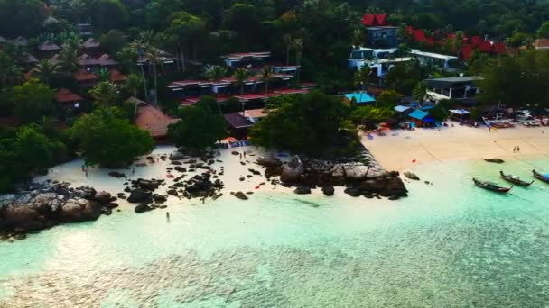 Aerial Shot Unrecognisable People Walking Beach Resorts Background — Stockvideo