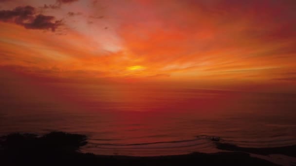 Cinematic Aerial View Vibrant Red Sunset Tropical Ocean — Vídeo de Stock