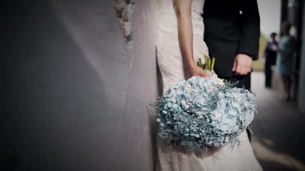 Beautiful Bride Holding Beautiful Bouquet Blue Flowers — Vídeo de stock