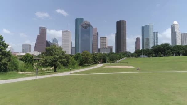 Video Low Angle Aerial View Downtown Houston Nearby Park — Stok video