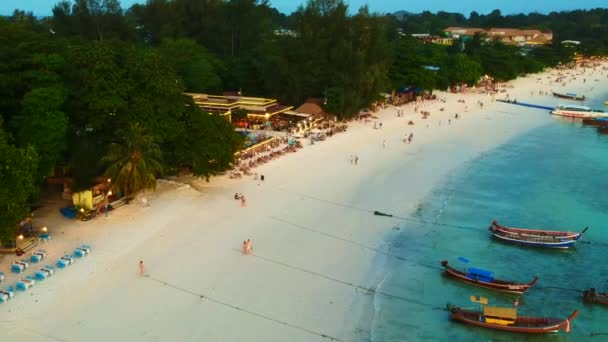 Aerial Footage Long White Sand Beach Benches Unrecognisable People Long — стоковое видео