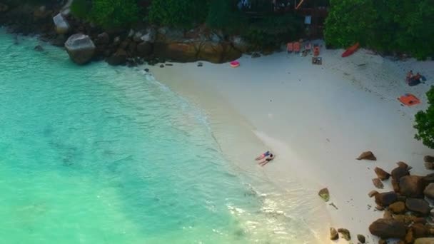 Aerial Shot White Sand Beach Large Stones Clear Blue Water — Stockvideo