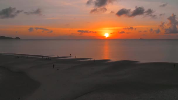 Aerial Flight People Walking Sandy Reef Sea Colorful Sunset — Vídeo de Stock