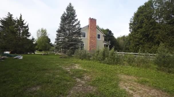 Prachtig Huisje Een Zonnige Dag Een Pittoresk Landgoed — Stockvideo