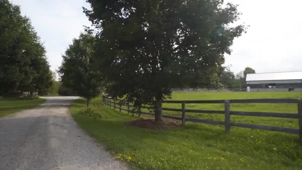 Περπατώντας Ένα Χαλίκι Μονοπάτι Ένα Όμορφο Αγρόκτημα — Αρχείο Βίντεο