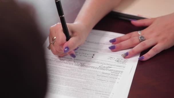 Lawyer Filling Out Legal Documentation Her Office — Vídeos de Stock