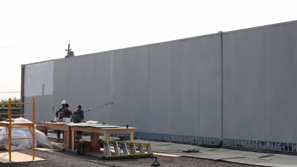 Time Lapse Construction Workers Painting Large Wall — Vídeo de stock