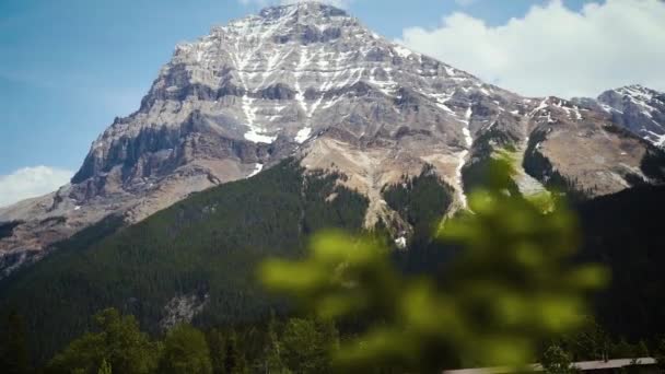 Beautiful Clouds Top Rocky Mountain Peak — Vídeos de Stock