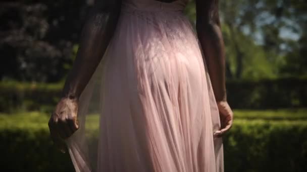 Vrouw Een Roze Jurk Draaien Rond Een Park Slow Motion — Stockvideo