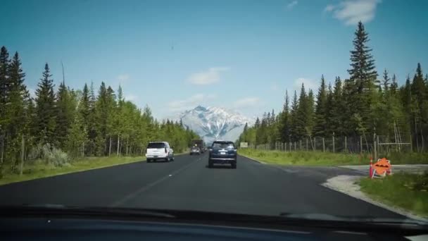 Cars Driving Beautiful Mountain — Stock videók