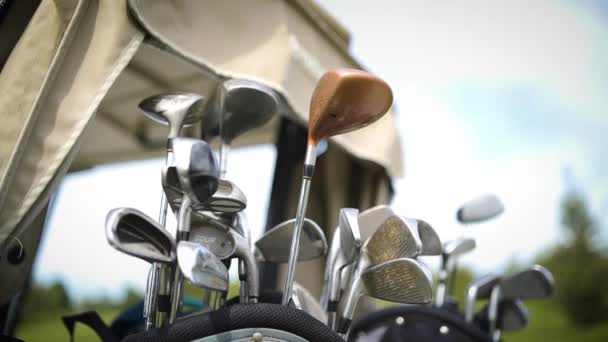 Close Bunch Golf Clubs Back Cart — Vídeo de Stock