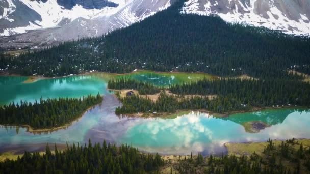 Beautiful Blue River Beds Mountain Range — Vídeo de stock
