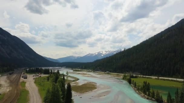 Beautiful River Basin Vast Mountain Range — Stockvideo