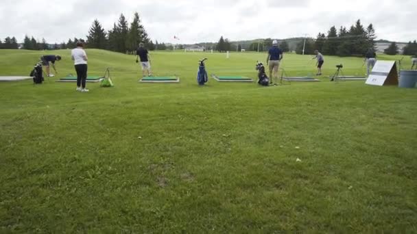 Golfer Teeing Driving Range Golf Course — Vídeo de Stock