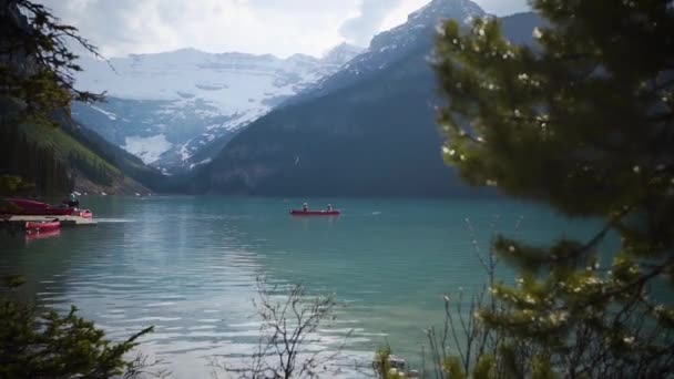 People Canoeing Lake Louise British Columbia — 图库视频影像