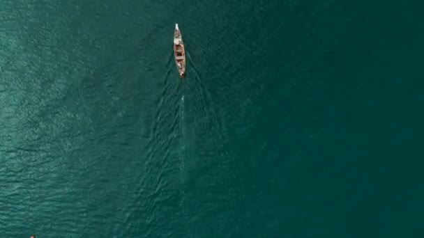 Aerial Flight Young Couple Lyes Long Boat Bright Turquoise Sea — 图库视频影像