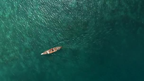 Aerial Flight Wedding Couple Lyes Long Boat Bright Turquoise Sea — Vídeo de Stock