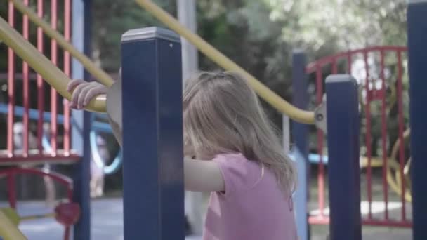 Slow Motion Young Years Old Girl Climbing Structure Playground Sunny — Vídeo de Stock