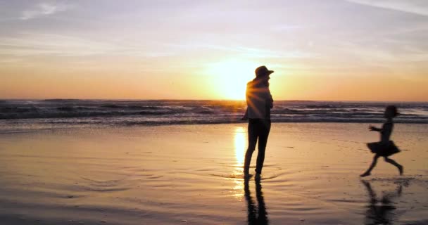 Mother Enjoys Sunset Beach Her Two Children Her Daughter Runs — 비디오