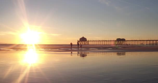 Sunset Time Lapse Family Enjoying Themselves Beach Low Tide Pier — Vídeo de stock