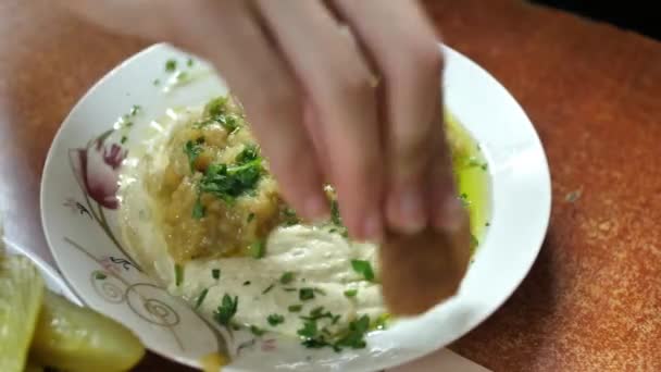 Traditional Israeli Cuisine Dish Hummus Eaten Pita Bread Close Shot — Video Stock
