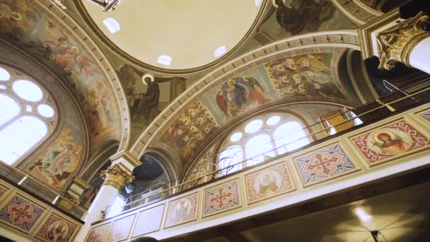Όμορφη Γυάλινη Οροφή Λεκέ Και Εικονογραφία Μια Ορθόδοξη Εκκλησία — Αρχείο Βίντεο