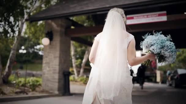 Gelin Dışarıda Güzel Beyaz Bir Elbiseyle Yürüyor — Stok video
