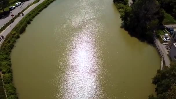 Αεροφωτογραφία Ενός Ποταμού Μια Όμορφη Πόλη — Αρχείο Βίντεο