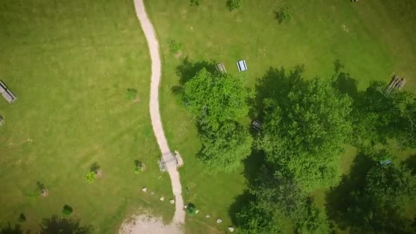 Drone Πετούν Πάνω Από Ένα Όμορφο Και Καταπράσινο Πάρκο — Αρχείο Βίντεο