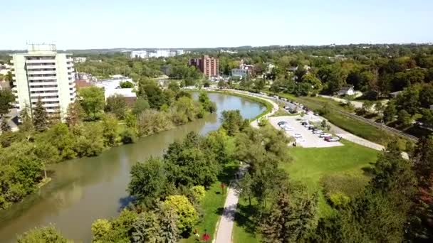 Drone Flying Beautiful River Lush City Park — 비디오