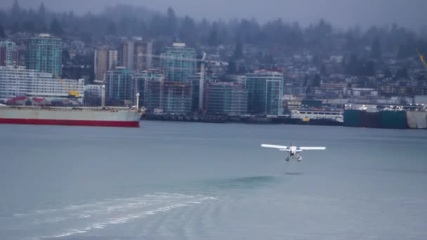 Small Seaplane Taking Beautiful Lake — Stock Video