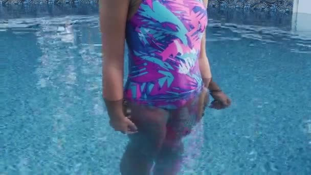 Mujer Joven Pie Una Piscina — Vídeo de stock