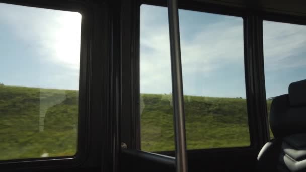 Сонце Світить Крізь Вікно Автобуса — стокове відео