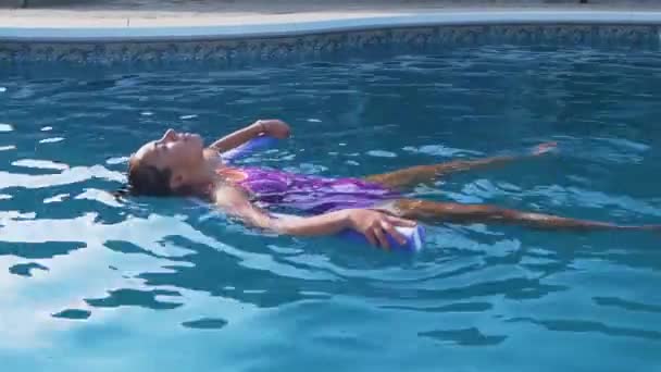 Young Girl Relaxing Swimming Pool Noodle — Vídeos de Stock