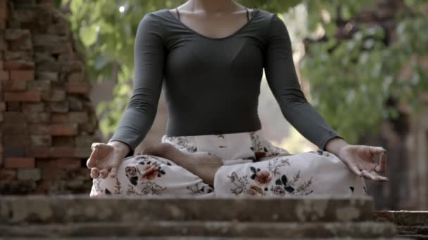 Attractive Asian Woman Meditates Front Asian Temple — Stock video