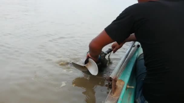 Unrecognizable Man Unravel Trash Screw Propeller Tonle Sap Lake Cambodia — ストック動画