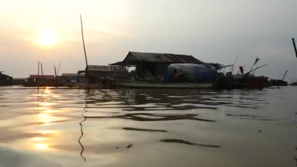 Silhouettes Houses Tonle Sap Lake Cambodia Seen Boat Sunset — Vídeo de Stock