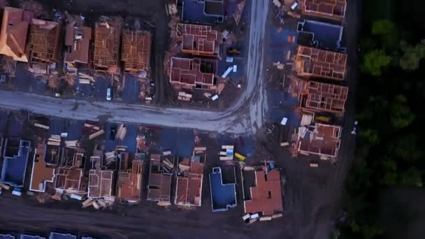 Беспилотник Пролетает Над Большой Строительной Площадкой Сумерках — стоковое видео
