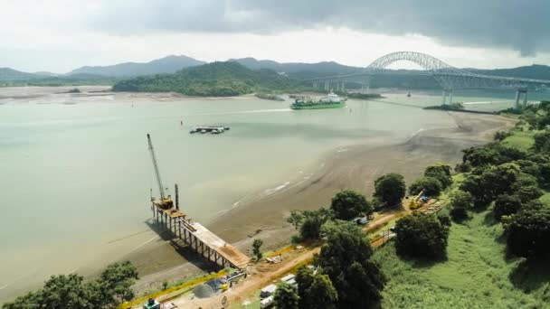 Дронові Кадри Дока Будівництві Великий Корабель Входить Панамський Канал — стокове відео